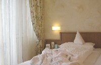 freundlich eingerichtetes Zimmer im Hotel-Restaurant Hirsch in Baiersbronn