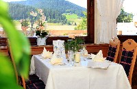 schön gedeckter Tisch im Hotel-Restaurant Hirsch in Baiersbronn